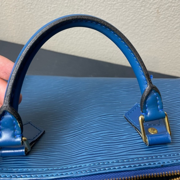 SOLD!! 🎉Louis Vuitton Speedy 30 Shoulder Bag Blue Epi Leather - Picture 10 of 15
